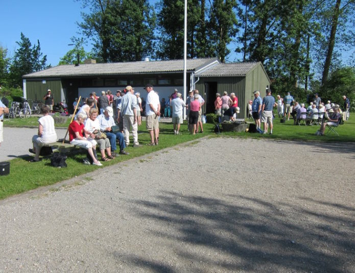 billede af medlemmer fra Roskilde Petanque, rope som undervises i at spille petanque.